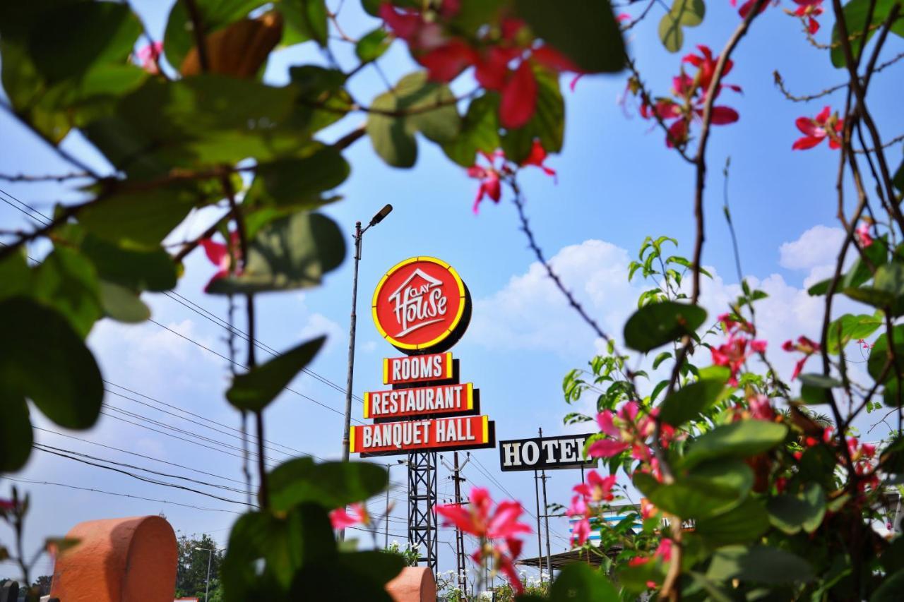 Clay House Hotel Thrissur Buitenkant foto
