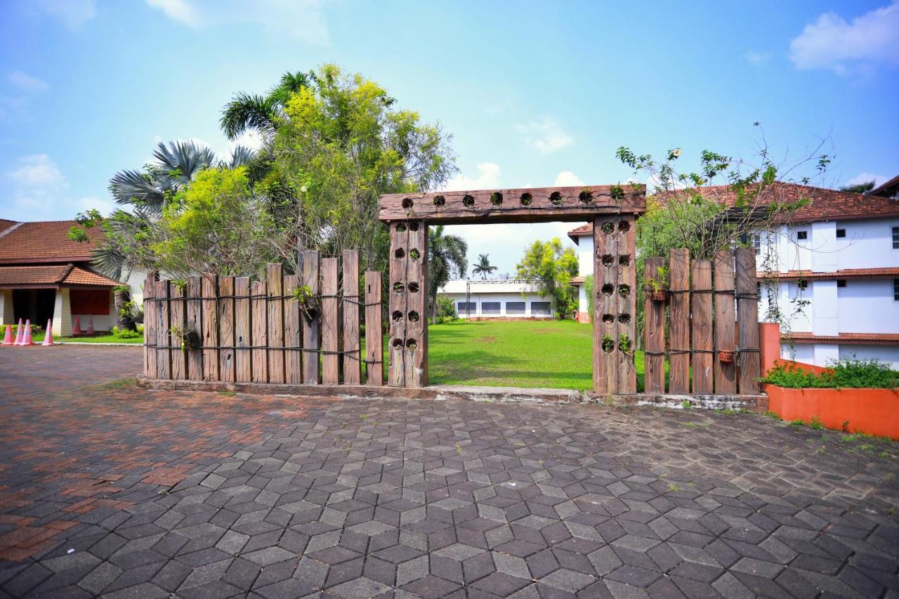 Clay House Hotel Thrissur Buitenkant foto