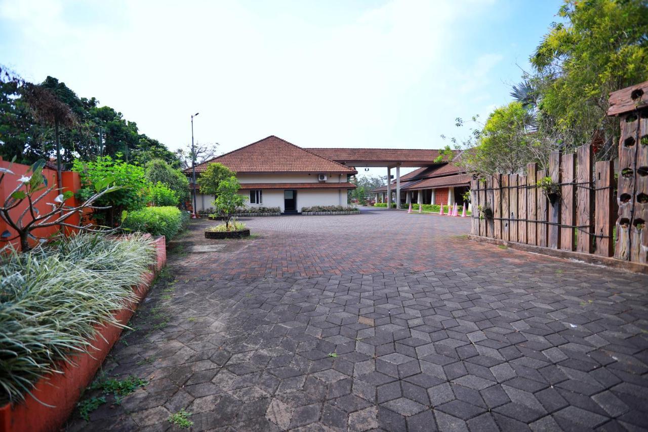 Clay House Hotel Thrissur Buitenkant foto
